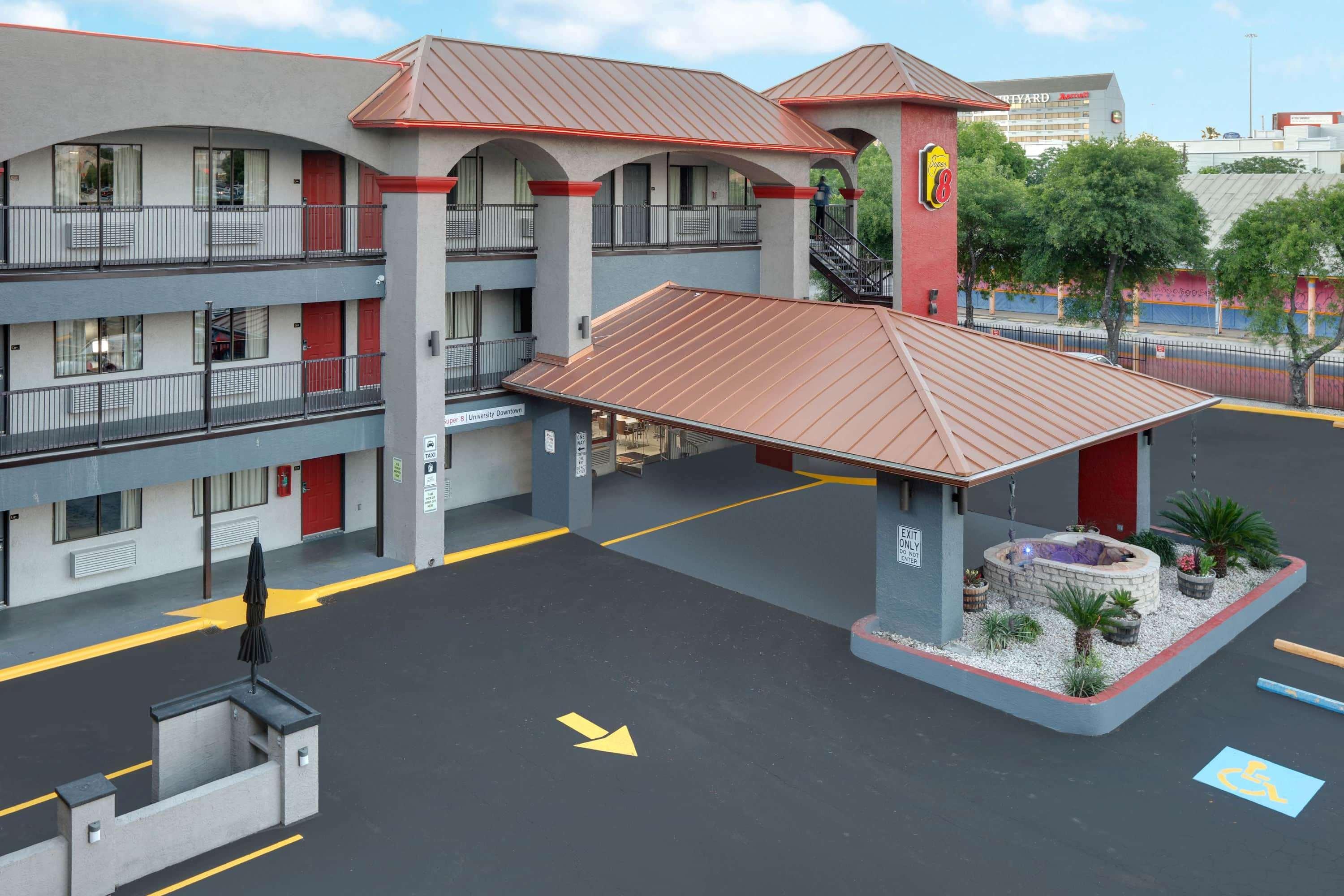 Super 8 By Wyndham Austin University/Downtown Area Εξωτερικό φωτογραφία