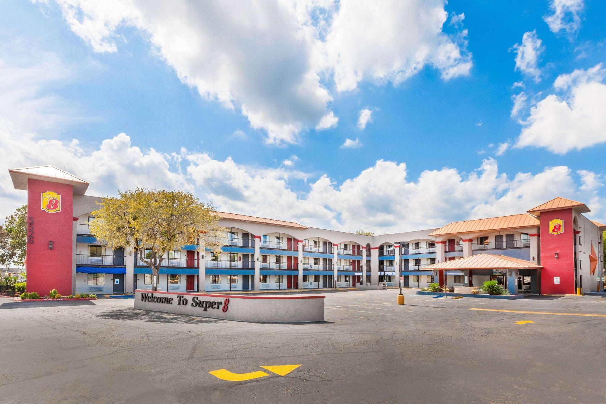 Super 8 By Wyndham Austin University/Downtown Area Εξωτερικό φωτογραφία