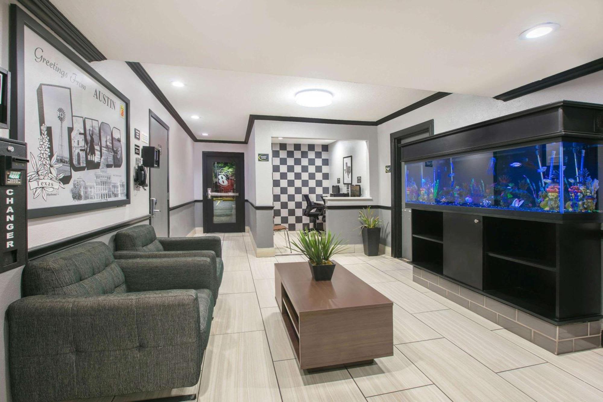 Super 8 By Wyndham Austin University/Downtown Area Εξωτερικό φωτογραφία