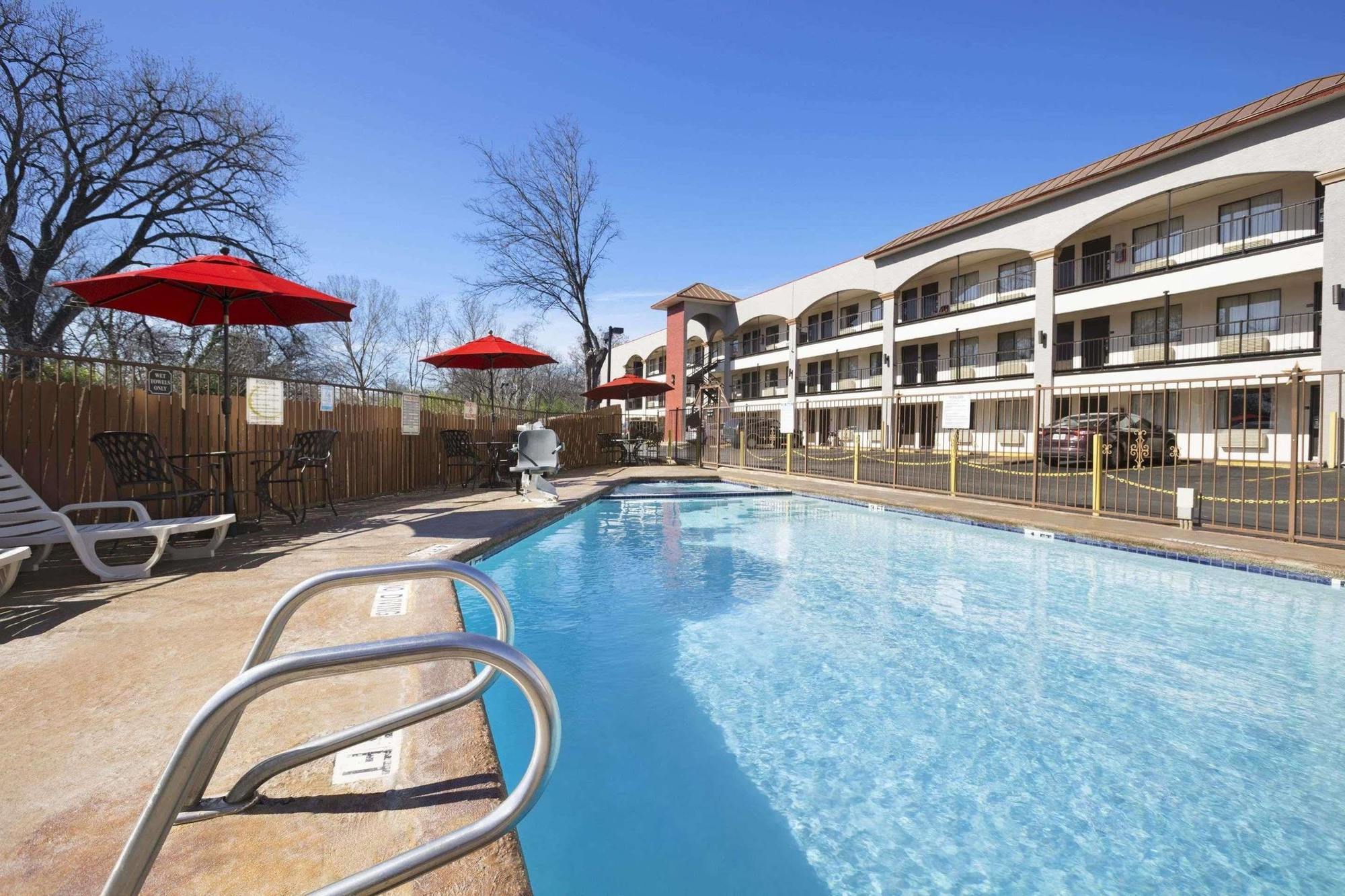 Super 8 By Wyndham Austin University/Downtown Area Εξωτερικό φωτογραφία