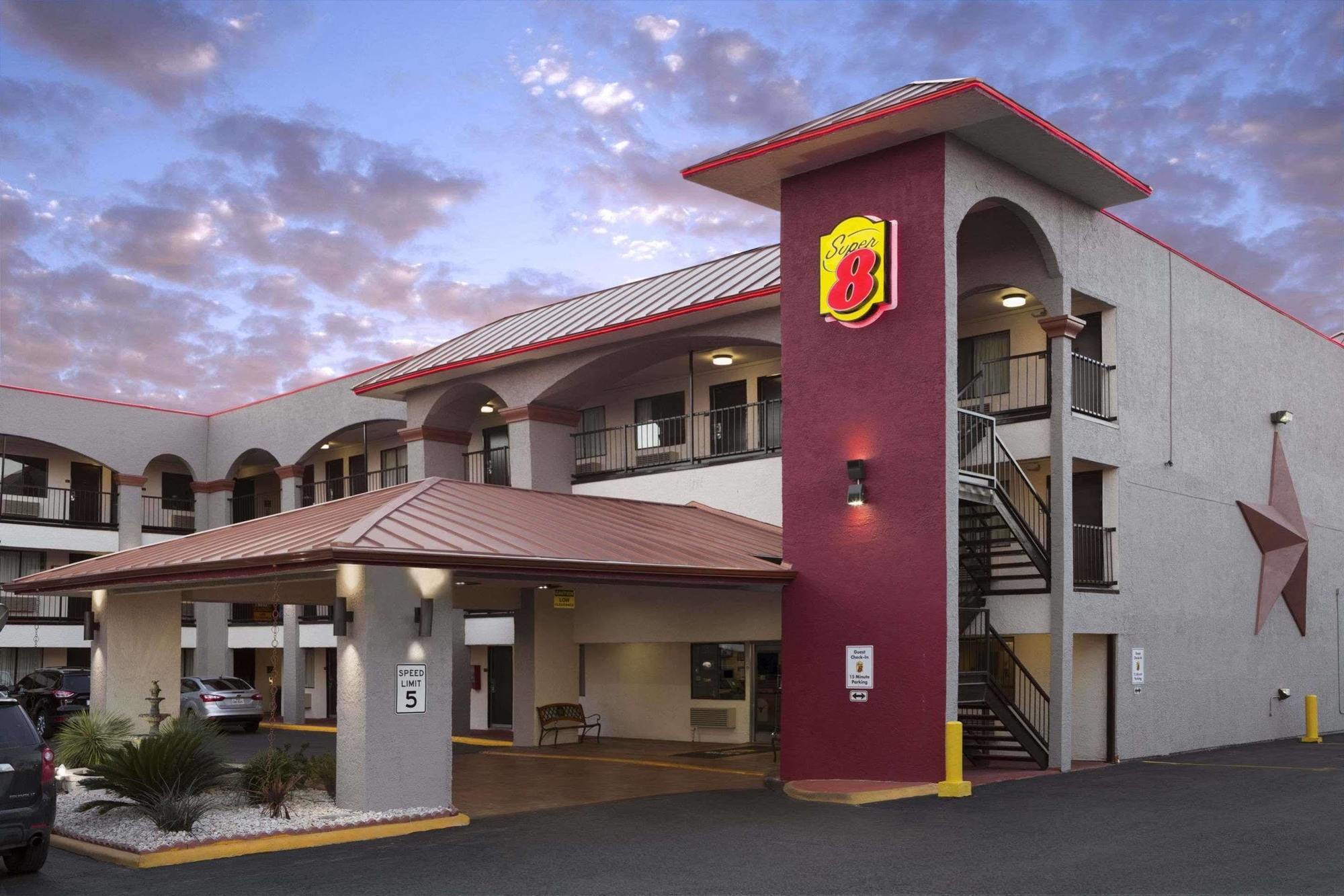 Super 8 By Wyndham Austin University/Downtown Area Εξωτερικό φωτογραφία