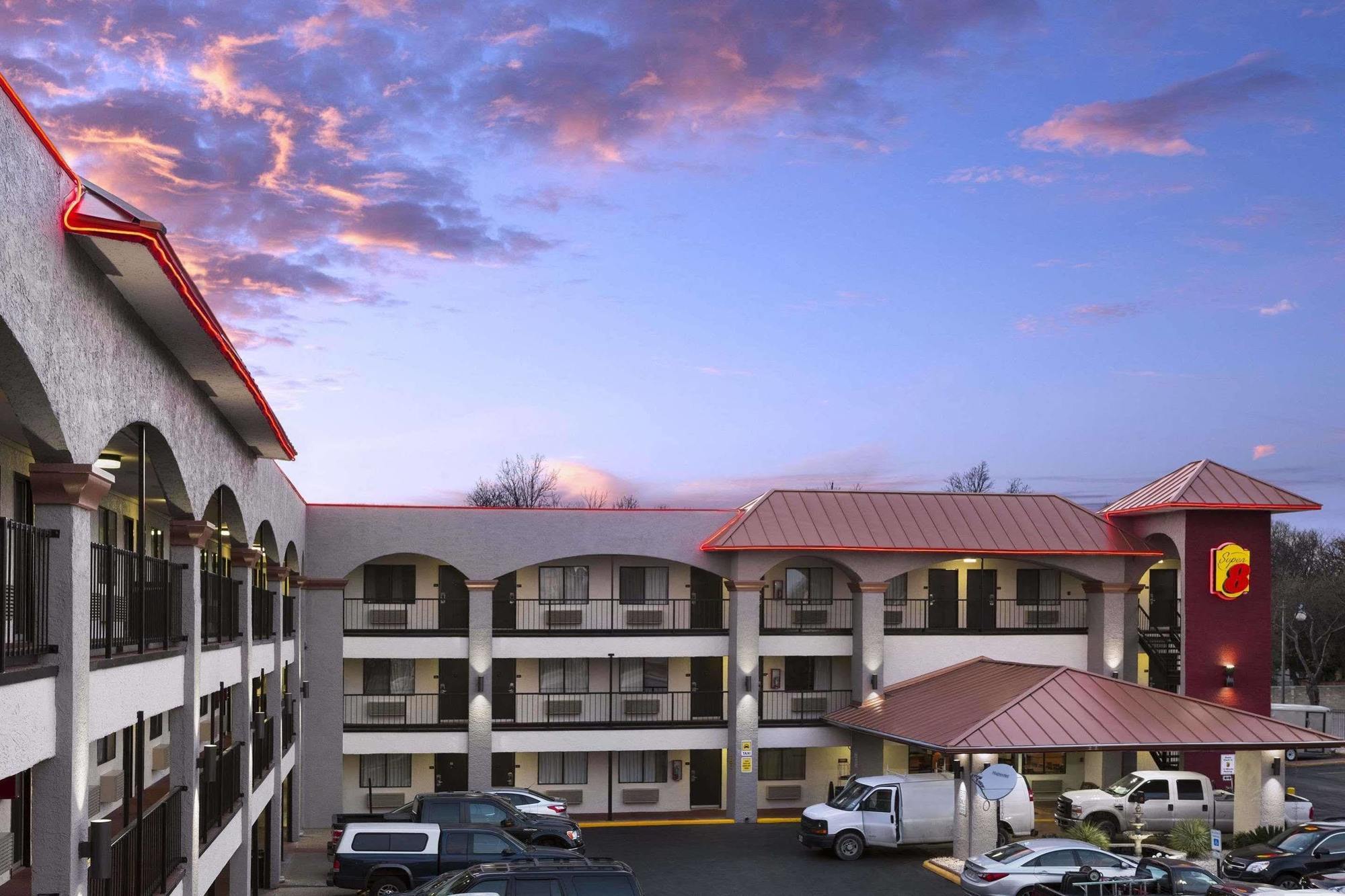 Super 8 By Wyndham Austin University/Downtown Area Εξωτερικό φωτογραφία